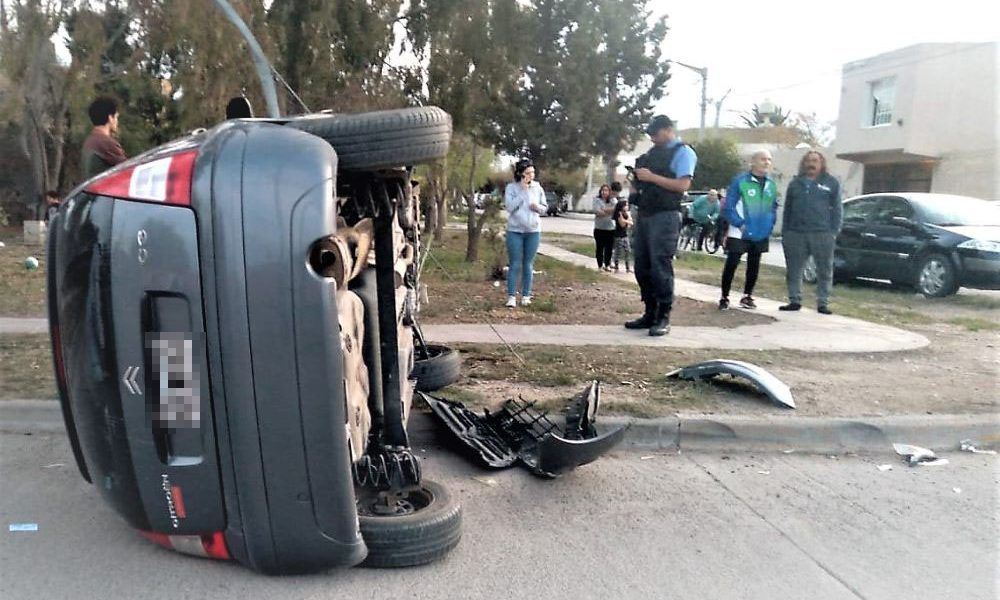 Conductora Lesionada En Espectacular Choque Y Vuelco En Esquina Del Sur