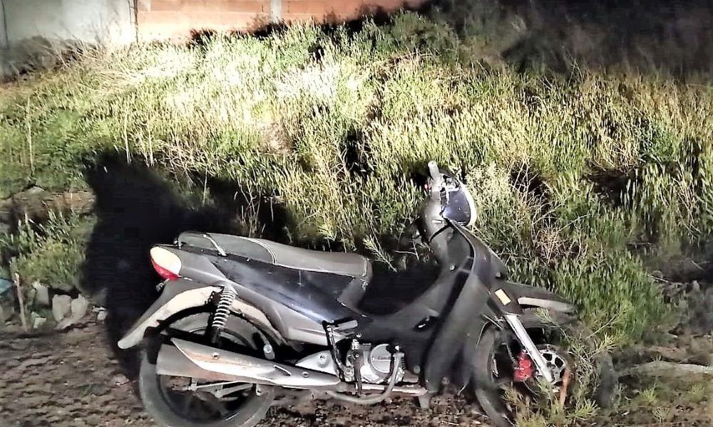 Mujer policía persiguió con su auto a ladrón y recuperó una moto robada