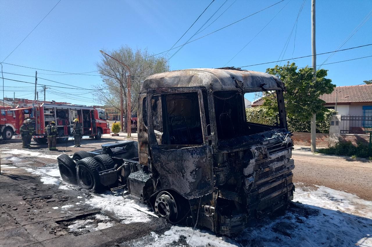 Un Voraz Incendio Destruy Un Cami N En Madryn Radio Cadena Patagonia