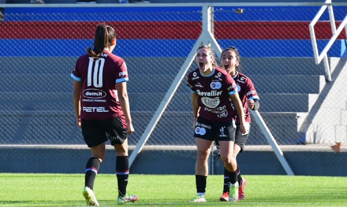 UAI Urquiza goleó a San Lorenzo y es único escolta de Boca en el torneo