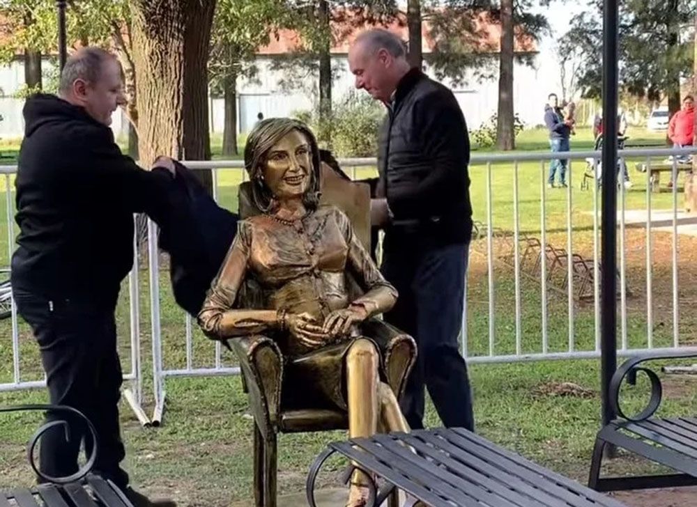 Inauguraron una estatua de Mirtha Legrand y se volvió viral