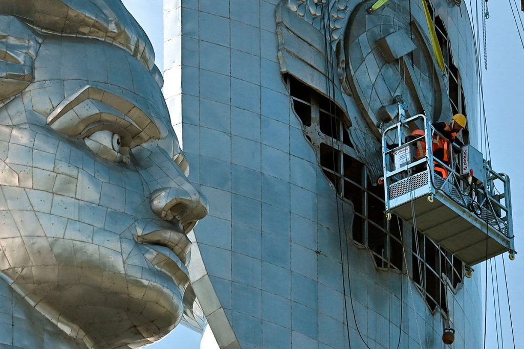 Retiraron la hoz y el martillo de una estatua soviética de la capital