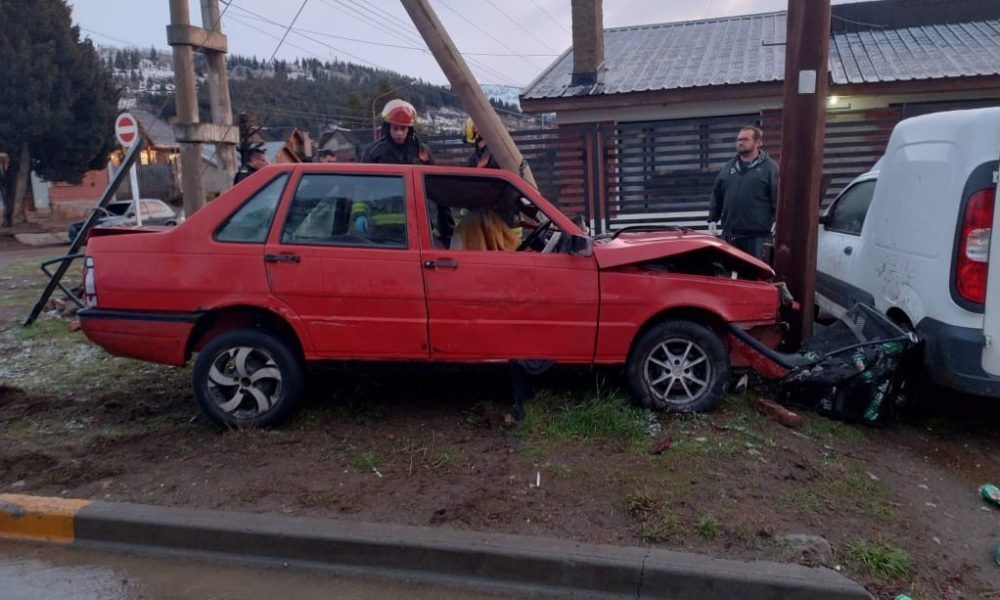 Choc Contra Un Poste De Luz Y Qued Atrapado En El Auto