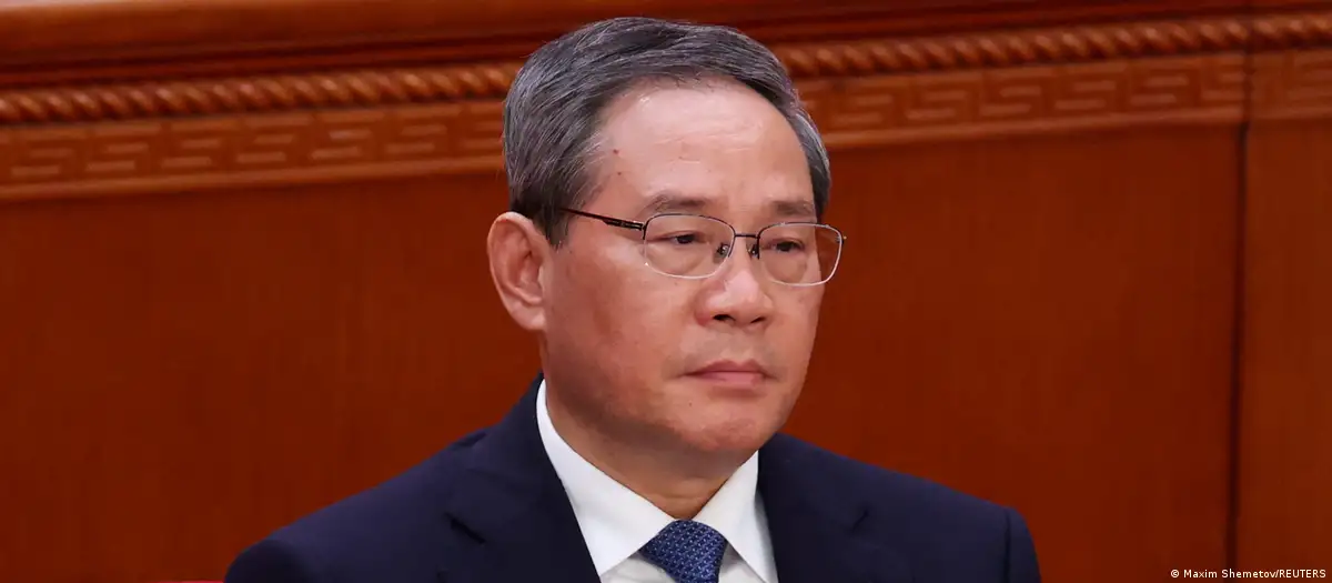 China insta a regular la <b>inteligencia artificial</b> antes de "perder el control" thumbnail