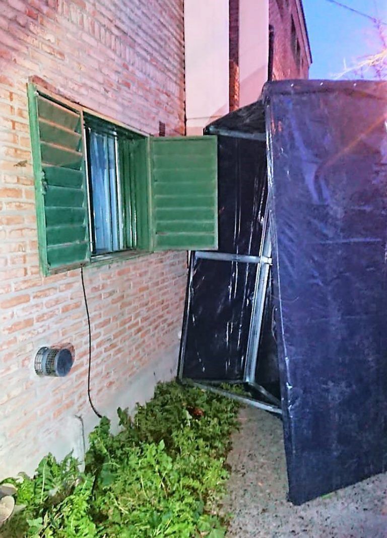 Increíble logística de ladrones para entrar a robar a un departamento