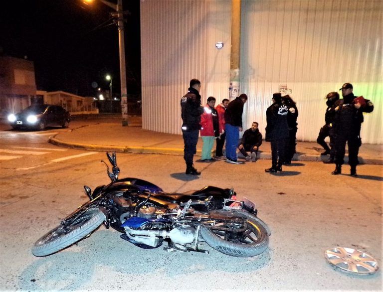 Conductor presuntamente ebrio embiste a policía en moto detenido en un semáforo y huye
