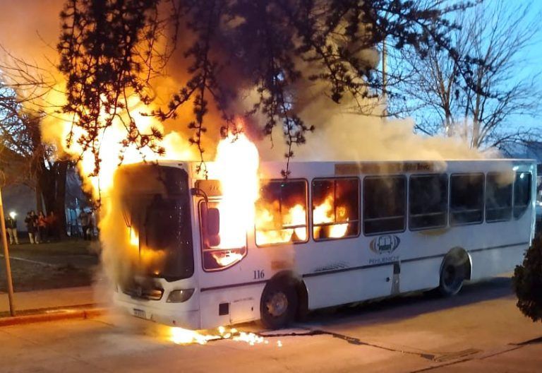 Un colectivo se prendió fuego en el centro de Neuquén