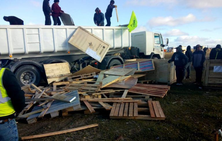 La UOCRA llevó leña y calzado a vecinos carenciados