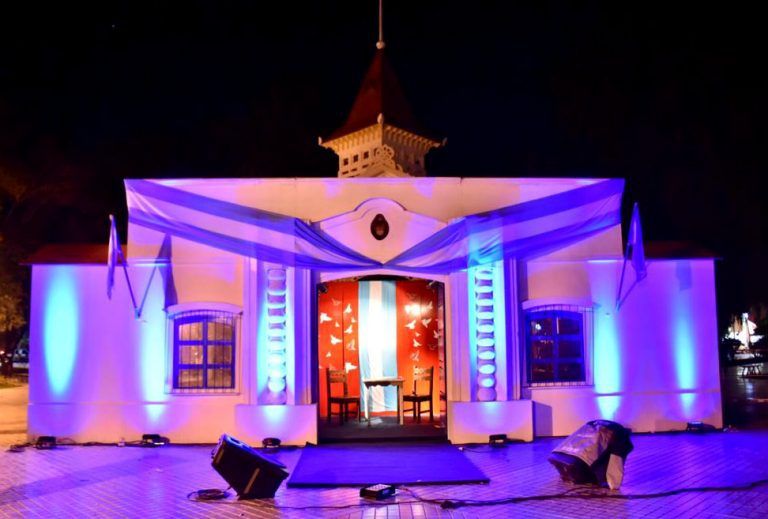 Trelew: con la iluminación de la “Casa de Tucumán” comenzó la celebración de la Independencia