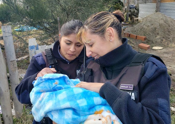 Bariloche: mujeres policías ayudaron a dar a luz y organizaron una colecta