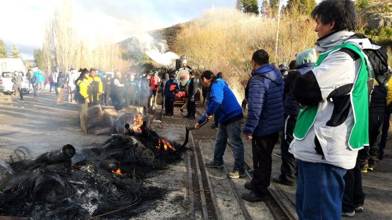 Los viales cortaron las rutas, pero el gobierno les depositó los sueldos y levantaron la medida