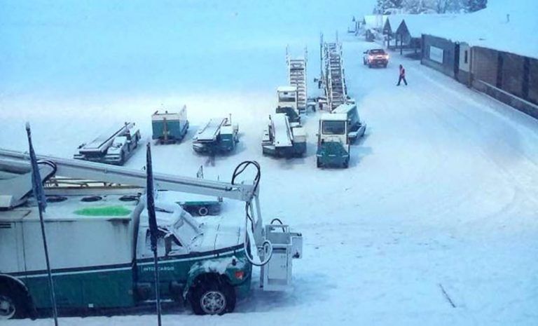 Por la nieve, cerraron el aeropuerto de Bariloche