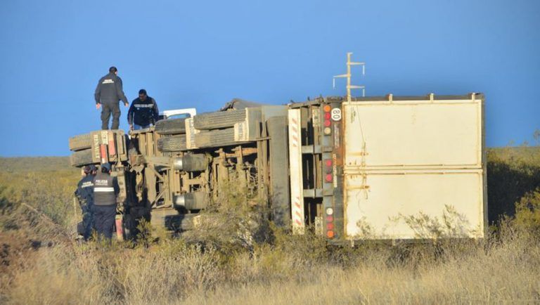 Camionero muere en vuelco cerca de Choele Choel