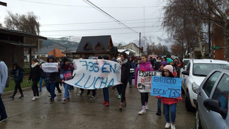 Alumnos de la escuela 735 marcharon en Esquel