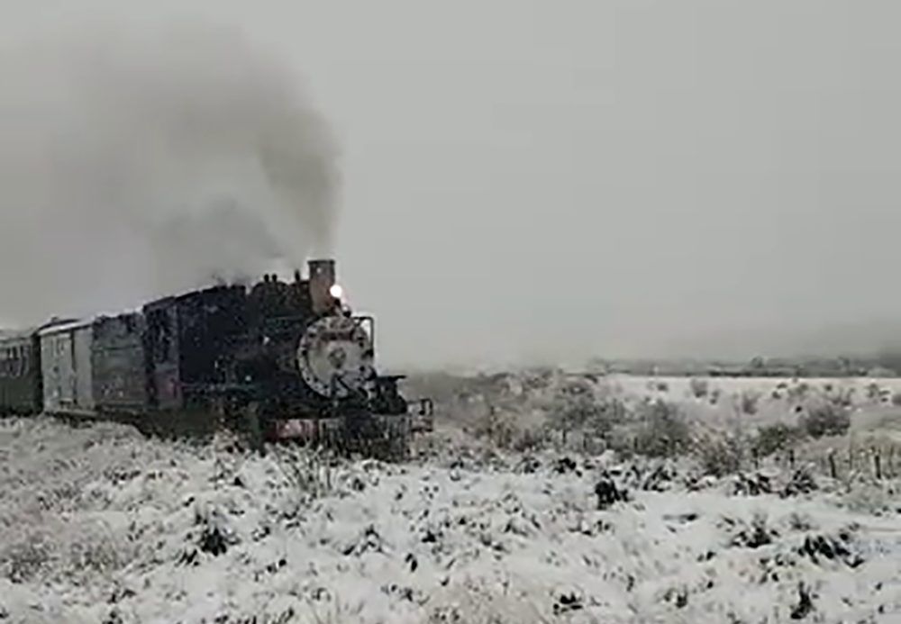El Maitén: el paso de “La Trochita” por entre la nieve