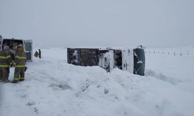 Por la nieve, un colectivo volcó en la Ruta 40