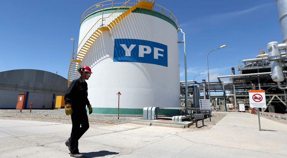 YPF anunció una reducción de inversiones por el congelamiento