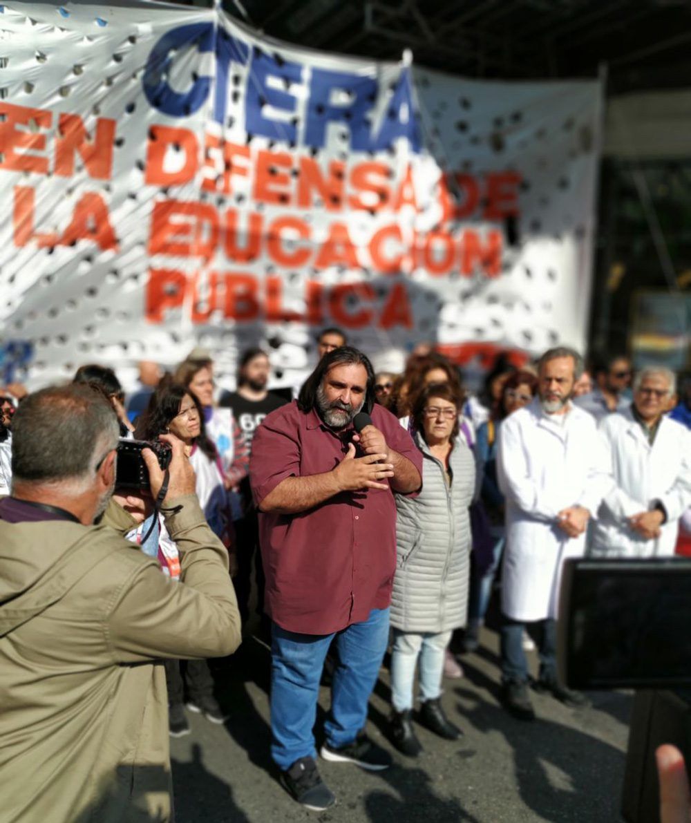 Docentes se movilizaron a la Casa del Chubut en Buenos Aires