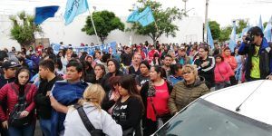 Militantes realizan una vigilia en el PJ de Trelew en repudio a las desafiliaciones