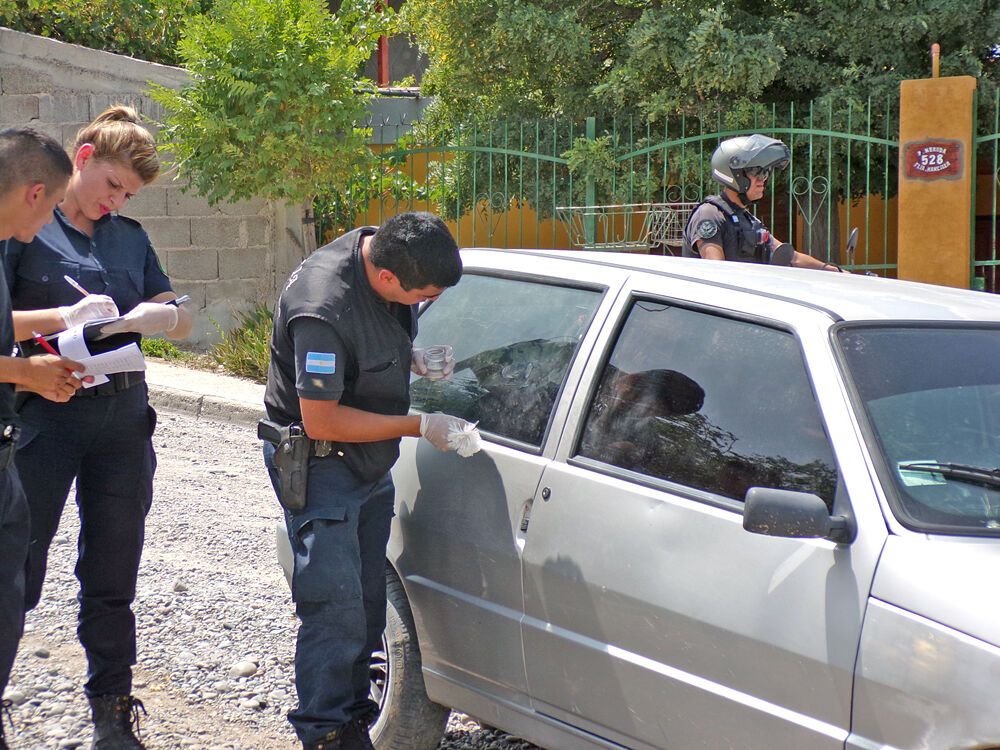 Durante Persecucin Ladrones Abandonan Auto Con Botn De R