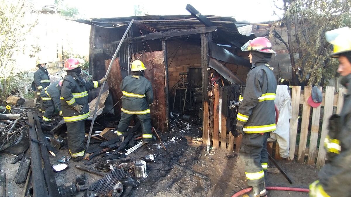 Esquel Galpón Destruido Por Completo A Causa De Incendio Radio 3