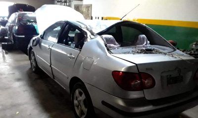 Auto Yeye Thomas destruido por un árbol