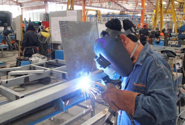 La actividad económica cayó en 3,7% interanual en noviembre