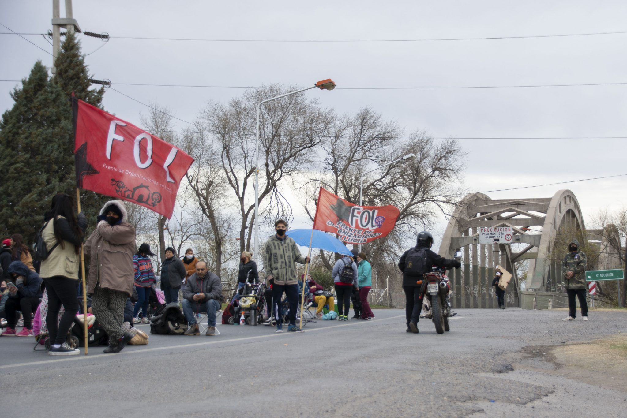 Movimientos sociales cortan rutas y los puentes que unen Neuquén y Cipolletti