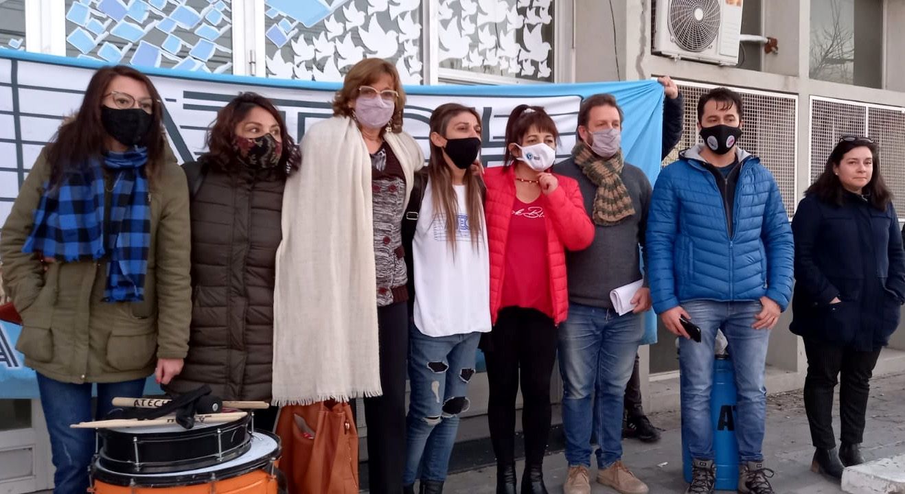 Los gremios docentes anunciaron un paro para el martes y miércoles de ...