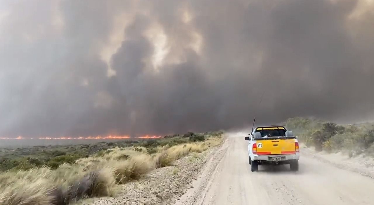 Voraz incendio de campos en Madryn