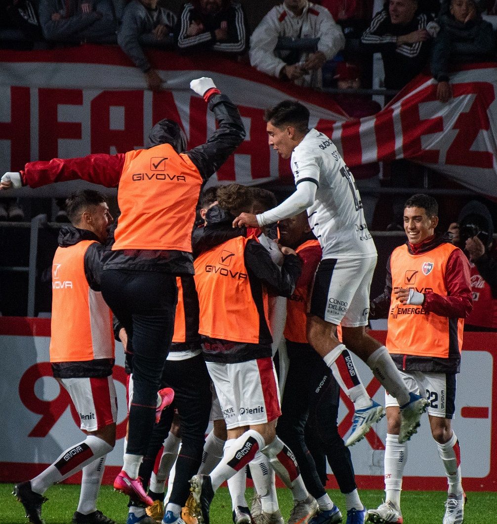 Newell's le ganó a Estudiantes en La Plata y quedó como único líder en ...