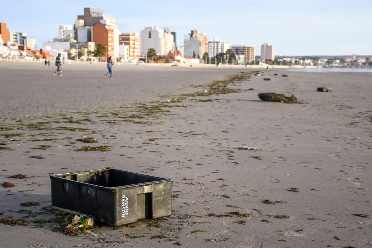 las-playas-de-madryn-amanecieron-con-residuos-de-barcos-pesqueros-de
