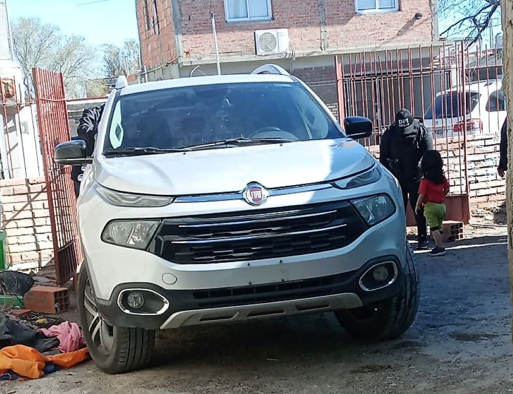 Encontraron una camioneta robada oculta en el patio de una casa en ...