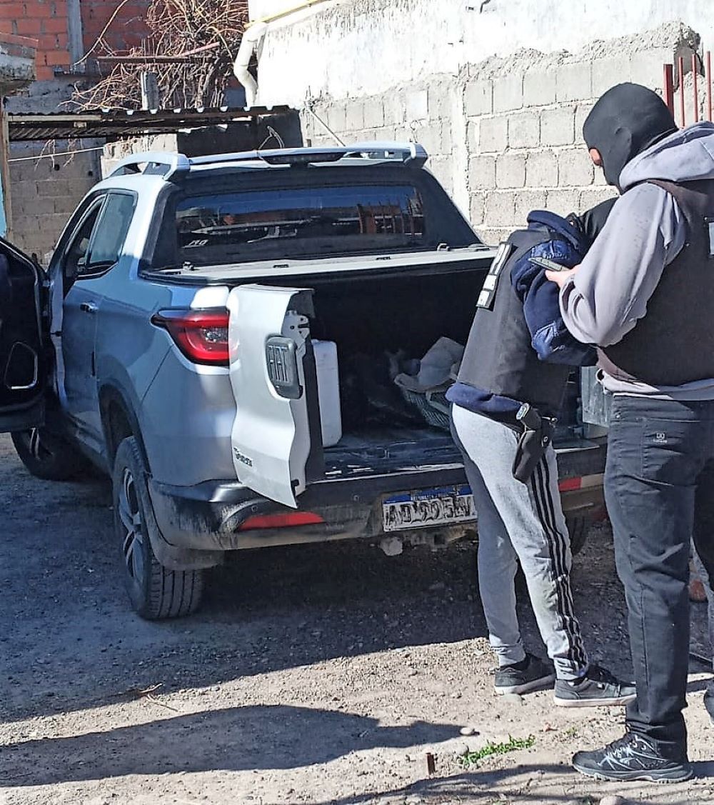 Encontraron una camioneta robada oculta en el patio de una casa en ...