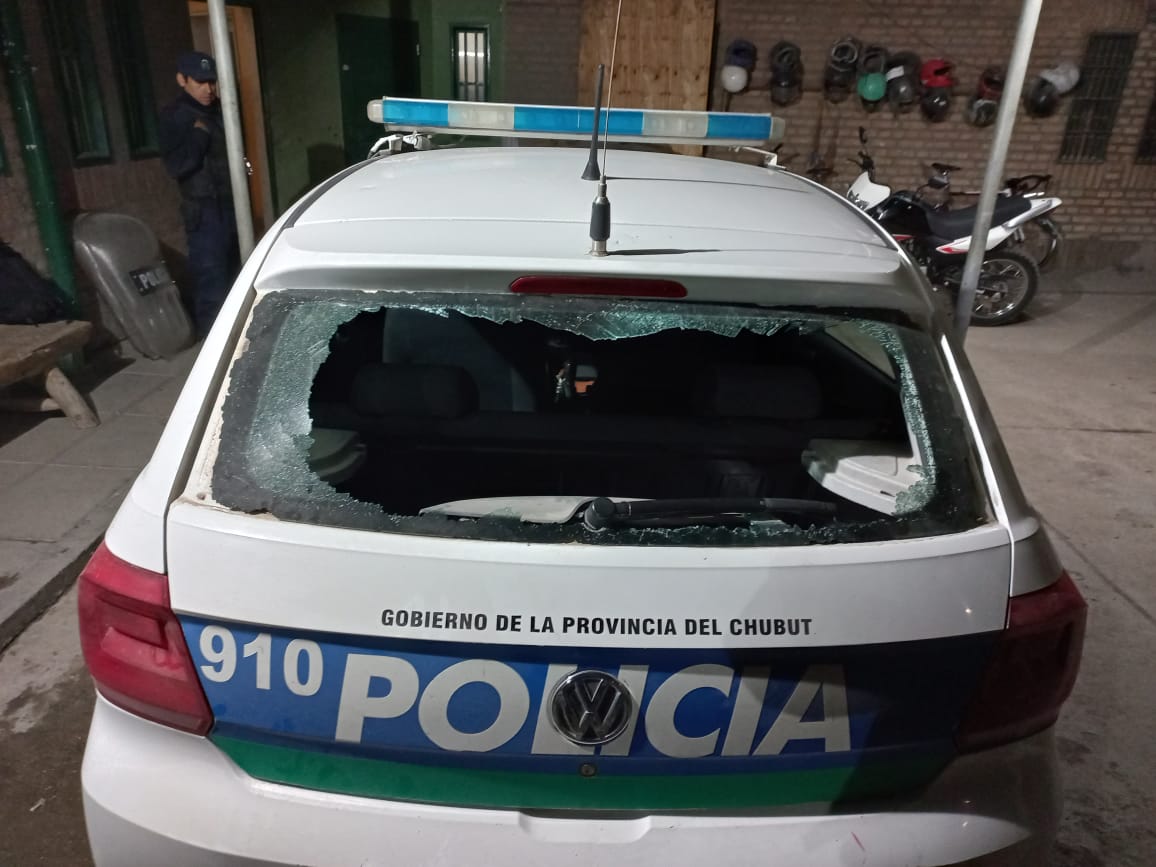 Motociclista rompió luneta de patrullero en Esquel