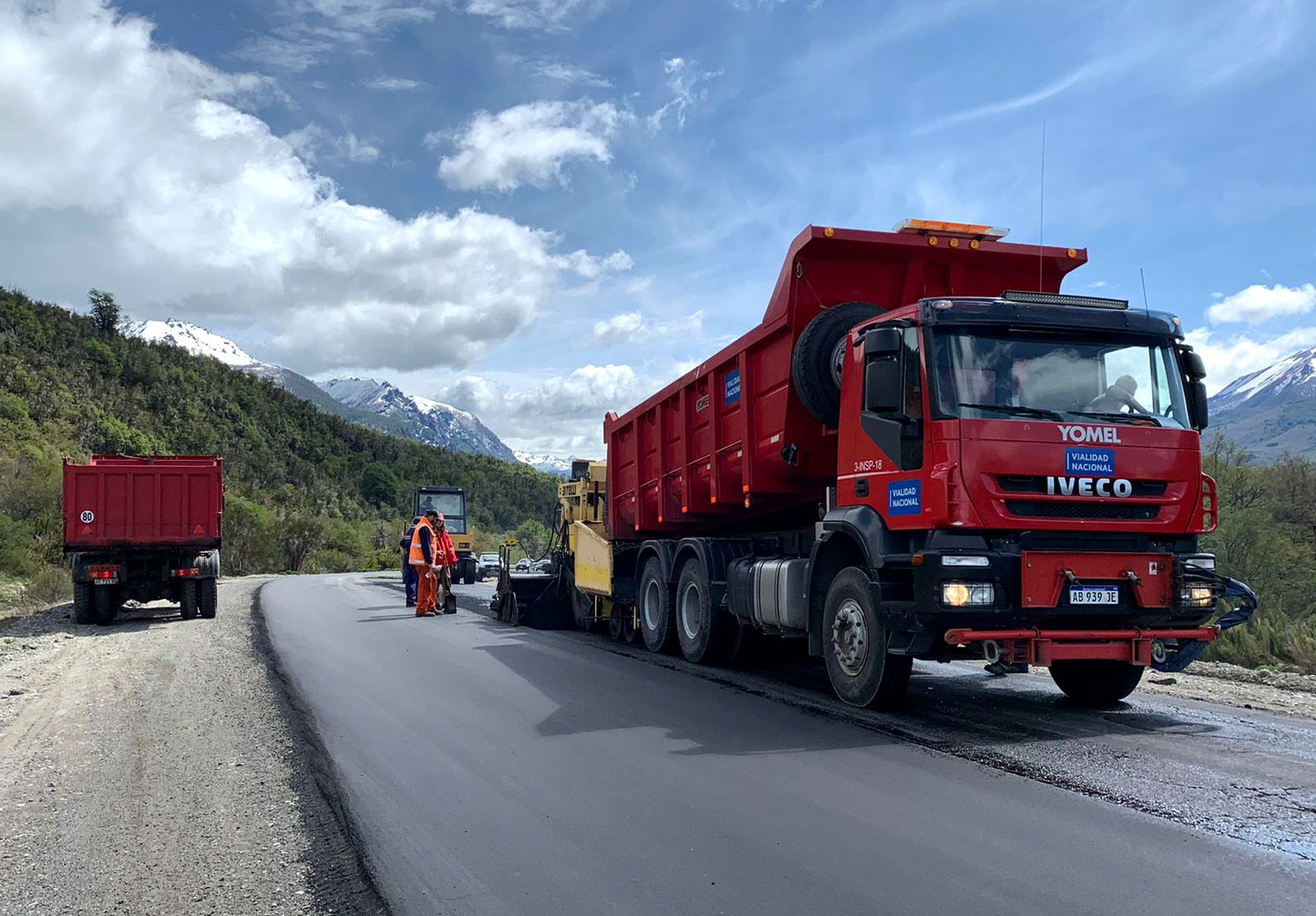 Avanzan las tareas de bacheo en caliente en la Ruta 40, entre Bariloche ...