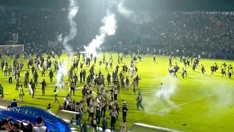 Tragedy in Indonesian football: at least 125 dead after incidents in the local classic