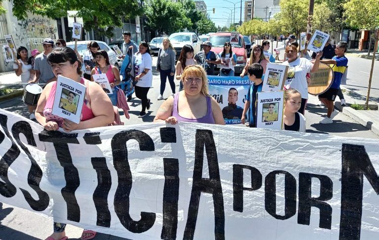 El dolor y pedido de Justicia unió a varias familias en una marcha en Trelew