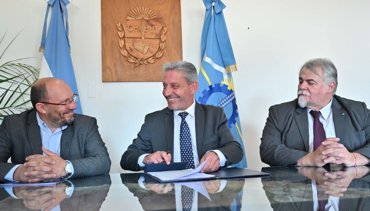 Mariano Arcioni firmó un convenio con la Universidad del Chubut