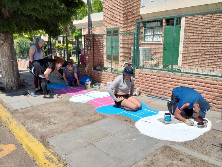 Se pintó la Rayuela de la Memoria Trans en Trelew