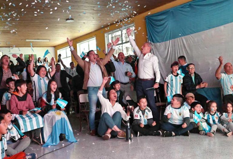 El Gobernador compartió el partido de la selección en una escuela del interior