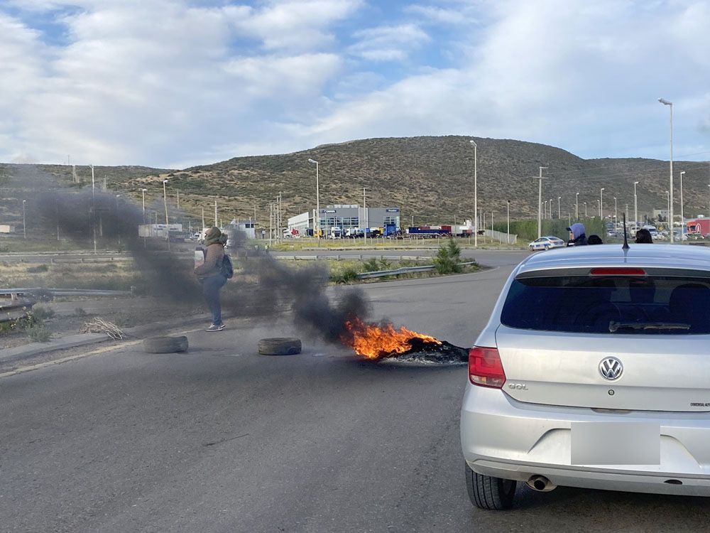 Padres del Jardín 406 cotaron la Ruta 3 y 26 en Comodoro