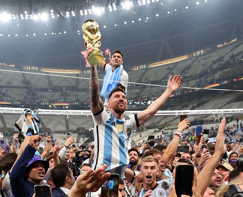 Con Messi en andas, la Selección dio la vuelta olímpica tras ganar el  Mundial Qatar 2022 - Radio 3 Cadena Patagonia
