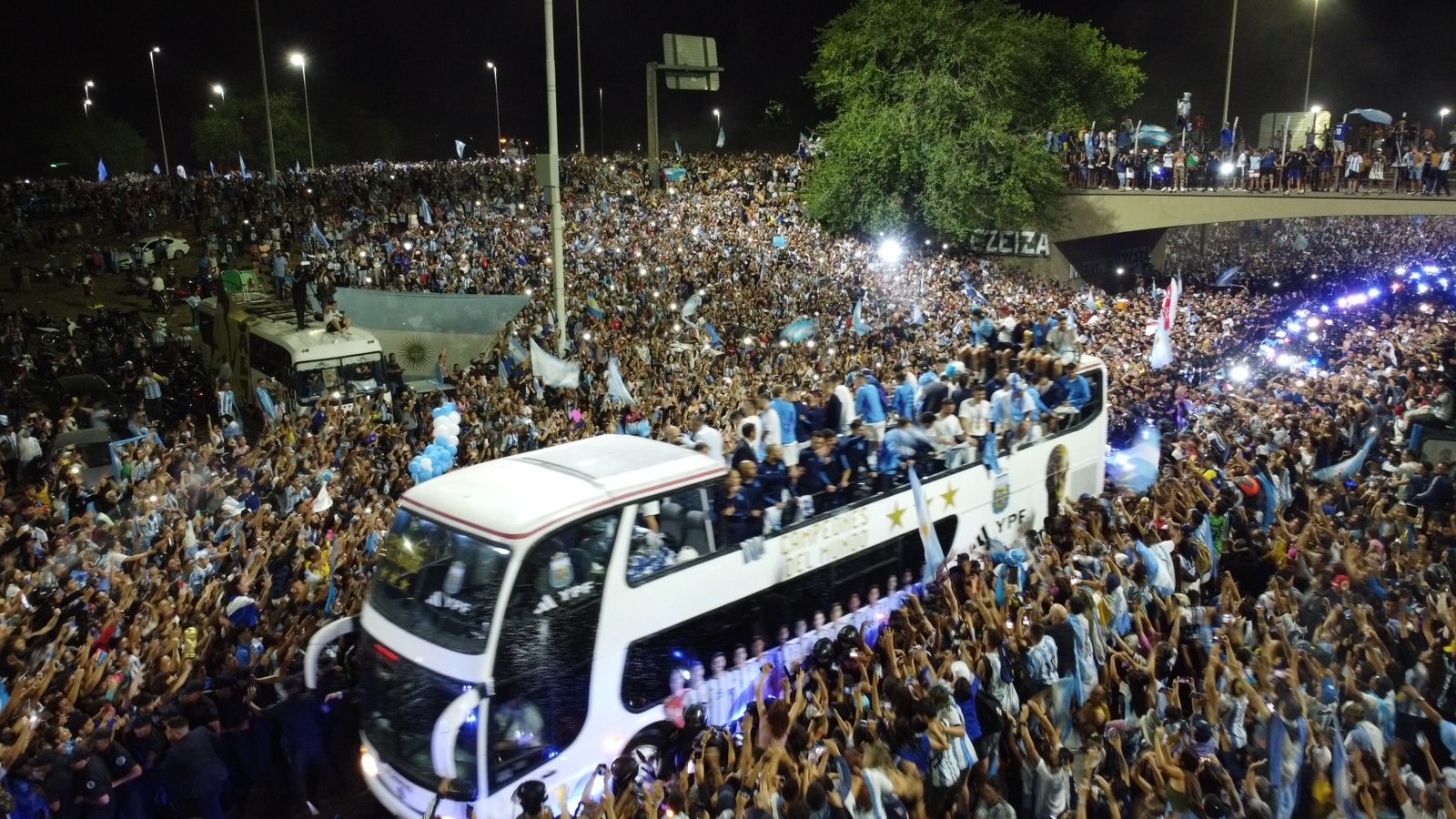 Miles de hinchas aguardan en Obelisco y predio de la AFA la