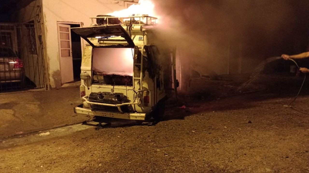 Incendio de combi en Puerto Madryn