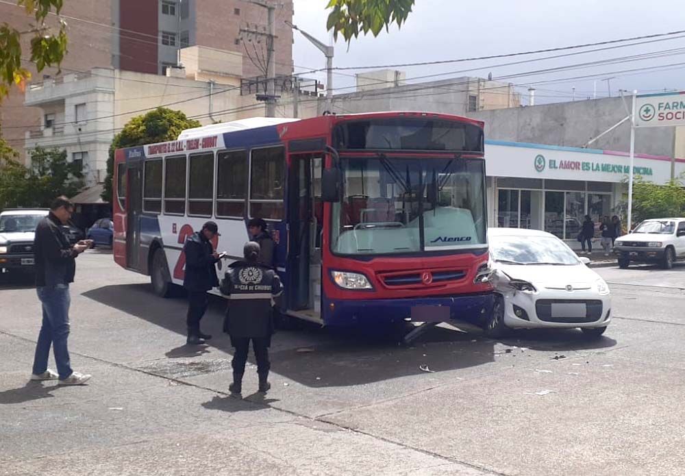 Un auto chocó contra un colectivo en el centro de Trelew