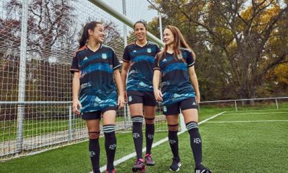 El seleccionado femenino de fútbol tiene un diseño exclusivo de camisetas para el Mundial - Radio Cadena