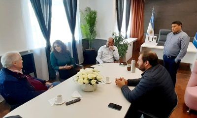 Claudia Loyola con representantes de empresa a cargo del interconectado