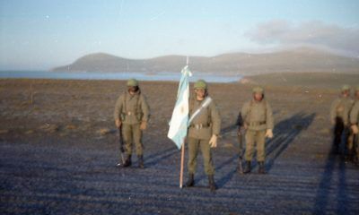 Regimiento de Infantería 08 de Comodoro Rivadavia realizando el Juramento a la Bandera en las Islas Malvinas