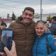 Damián Biss con vecina del Área 12 de Rawson